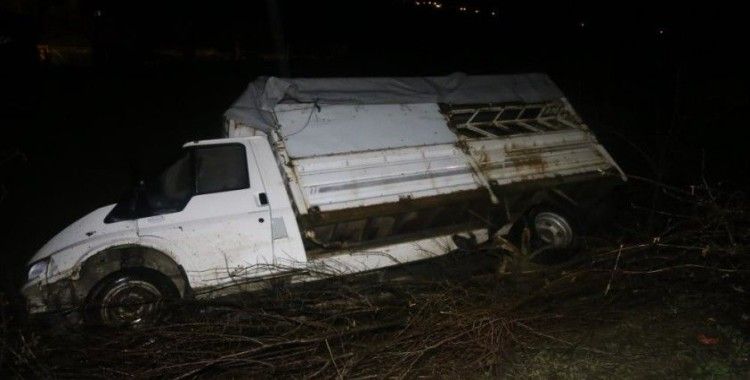 Kamyonet tarlaya uçtu, araçtakiler burnu bile kanamadan kurtuldu