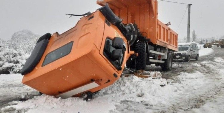 Konya'da karla mücadele kamyonu kaza yaptı: 2 yaralı
