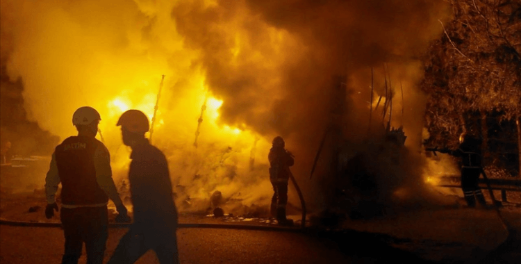 Anadolu Otoyolu'nda iplik taşıyan tırın dorsesi yandı