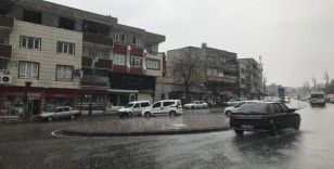 Şanlıurfa'da sağanak yağış yolları göle çevirdi