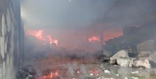 Deprem bölgesinde fabrika yangını