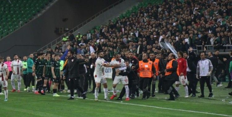 Olaylı geçen Sakaryaspor- Yılport Samsunspor maçına ceza yağdı