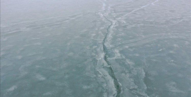 Kuraklığın etkisi altındaki Ağrı'da baraj gölünün yüzeyindeki buzlar çözülmeye başladı