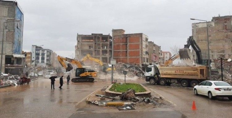 Enkaz kaldırma çalışmaları yağmura rağmen devam ediyor