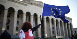 Tiflis'te göstericiler, Parlamentonun önündeki AB bayrağını yaktı