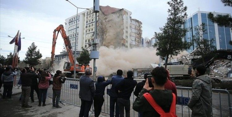 Diyarbakır'da yıkılan binanın altındaki spor salonunda kolonların inceltildiği belirlendi