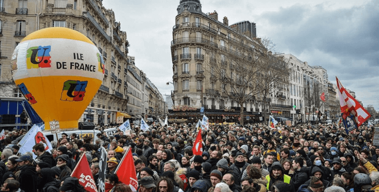 Fransa'da parlamenterlerden emeklilik reformunun "en tartışmalı maddesine" onay