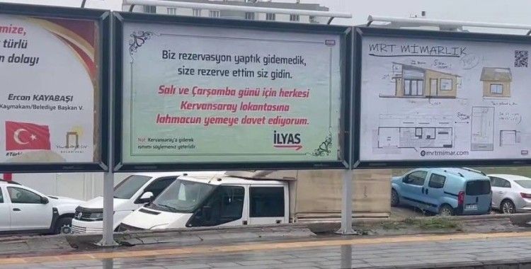 Afişle duyurdu: Ayrıldığı sevgilisinin en sevdiği yemek lahmacunu 115 bin nüfuslu ilçeye ısmarladı