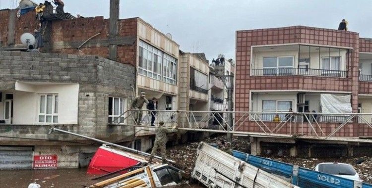 Mehmetçik, Şanlıurfa'da sel nedeniyle mahsur kalanların tahliyesi için köprü kurdu