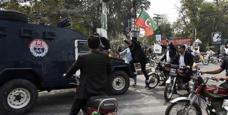 Pakistan'da mahkeme, İmran Han'a yönelik polis operasyonunu yarına kadar askıya aldı