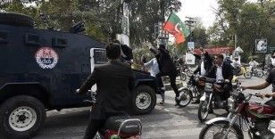 Pakistan'da mahkeme, İmran Han'a yönelik polis operasyonunu yarına kadar askıya aldı