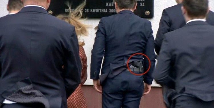 Polonya Adalet Bakanı Ziobro belinde silahla görüntülendi