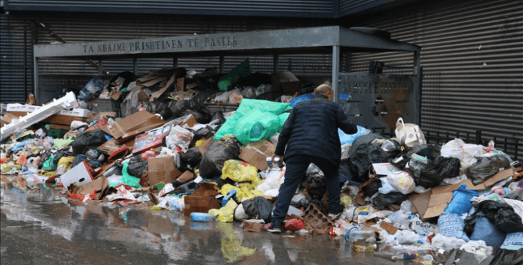 Kosova'da temizlik işçilerinin grevi nedeniyle sokaklar çöp yığınlarıyla doldu