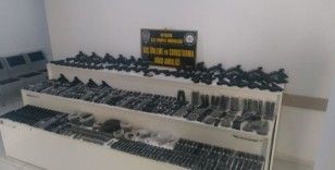 Silah kaçakçısının iş yerinden cephanelik çıktı