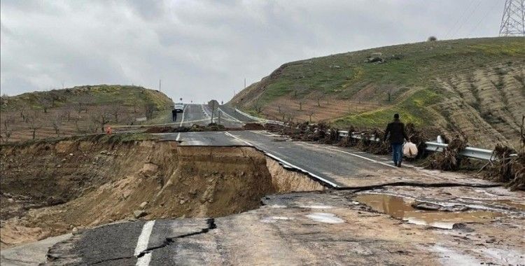 Şanlıurfa'da sele kapılan tırdaki sürücü için arama kurtarma çalışması sürüyor