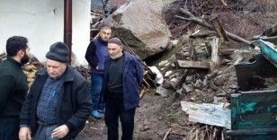 Refahiye'de evin üzerine kaya yuvarlandı