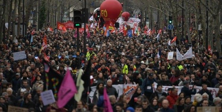 Fransa'da emeklilik reformunun mecliste oylanmadan kabulü uluslararası basında geniş yer buldu