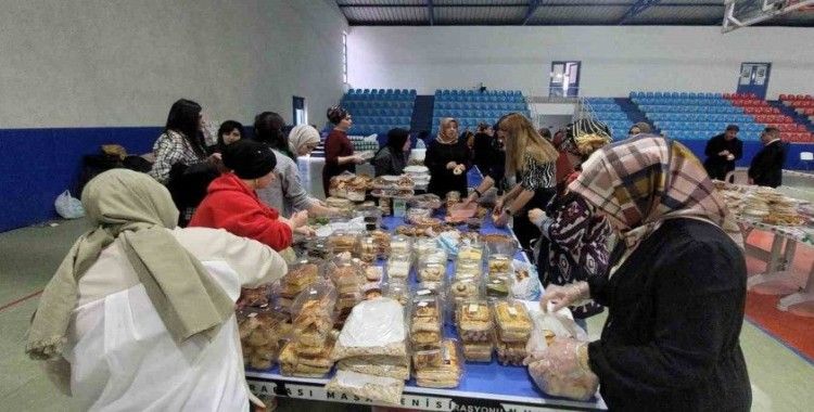 Kastamonu’da 2,5 saatte binden fazla ürün satıldı, geliri depremzedelere bağışlandı
