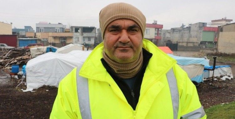 Gönüllü öğretmen, depremzedelerin yaralarının sarılmasına destek oluyor
