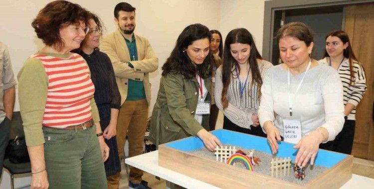 Deprem travmasını kum oyunu ile atlatacaklar
