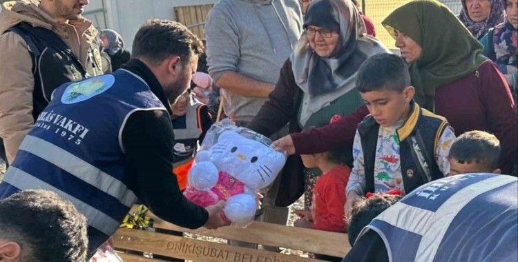 İhlas Vakfı depremin çocuklarının yüzünü güldürdü
