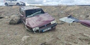 Erzurum'da yoldan çıkan araç şarampole savruldu: 2 yaralı