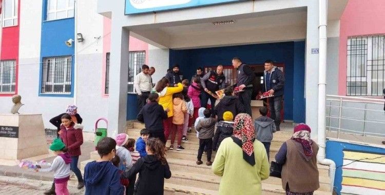 Köyceğiz polisi Kahramanmaraş’taki çocuklara hediye dağıttı
