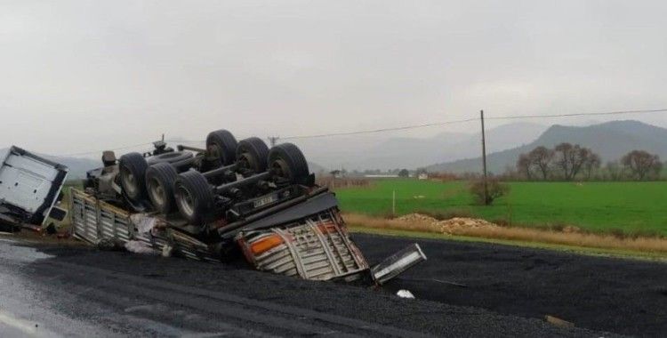 Nallıhan Ankara yolunda tır şarampole devrildi: 1 yaralı
