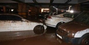 Sele teslim olan Şanlıurfa’da otoparklar araç mezarlığına döndü
