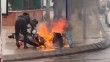 Alev alev yanan motosikletini kurtarmak için kendini tehlikeye attı