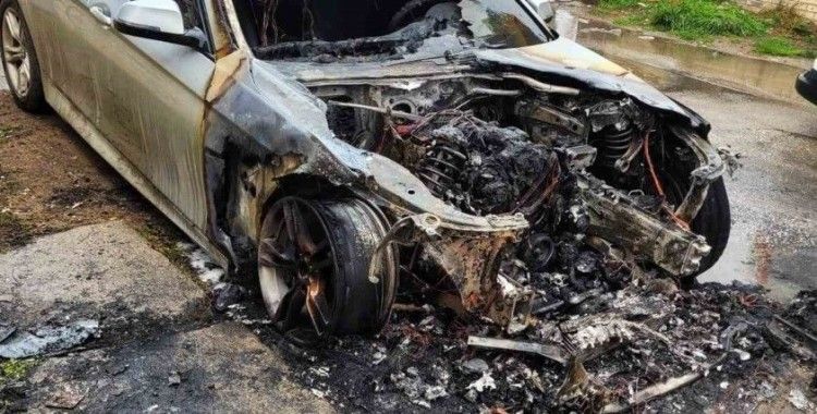 Alevlere teslim olan lüks otomobil kullanılamaz hale geldi