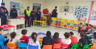 Minikler hazırladıkları Türk bayrağını jandarmaya takdim etti

