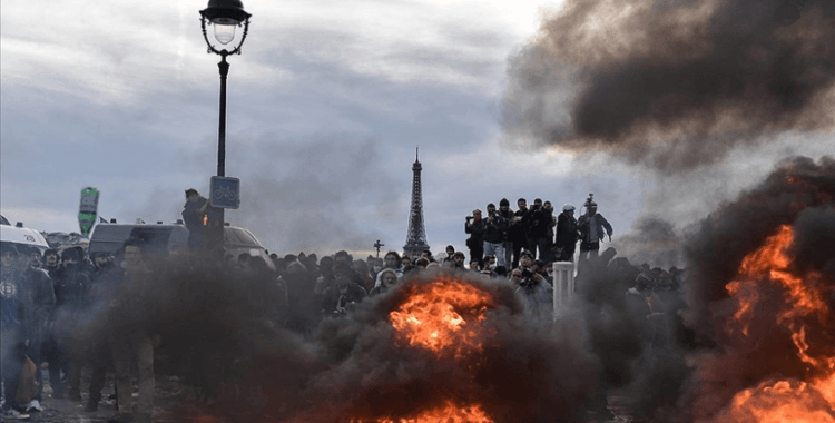 Fransa'da hükümetin emeklilik reformunu geri çekmesini isteyen binlerce kişi sokağa indi
