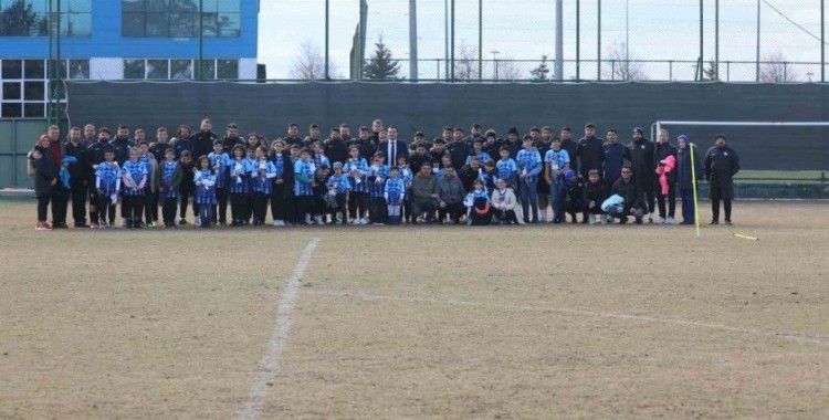 Erzurumspor depremzede öğrencileri ağırladı.
