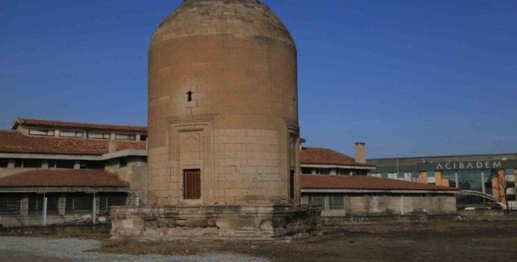 Melikgazi Belediyesi Sırçalı Kümbeti Restore edecek
