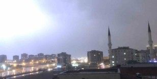 Gaziantep’te şiddetli dolu yağışı kenti beyaza bürüdü
