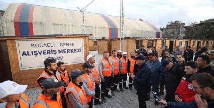 Vali Çelik, Bakan Akar ile birlikte prefabrik çarşıda incelemelerde bulundu
