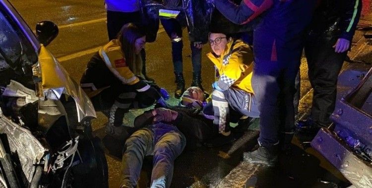 Kocaeli’de kontrolden çıkan otomobil demir bariyerlere çarptı: 3 yaralı
