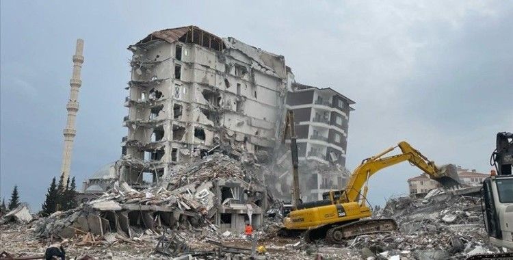 Adıyaman'da enkaz kaldırma ve hasarlı binaların yıkım çalışmaları sürüyor