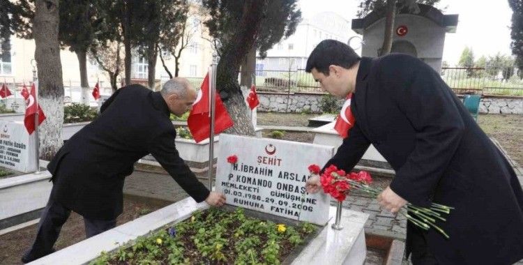Körfez’de şehit mezarlarına karanfil bırakıldı
