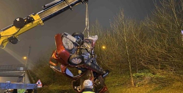 TEM Otoyolu’nda kontrolden çıkan otomobil bariyerlere çarparak takla attı: 1’i ağır 3 yaralı
