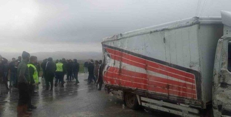 Tırla kamyonet çarpıştı: 1 Ölü
