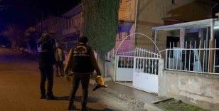 Evlerinin önünde silahlı saldırıya uğrayan 2 kardeş yaralandı
