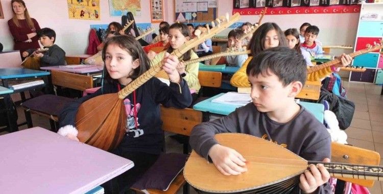 Balıkesir’de öğrenciler sınıfça bağlama öğreniyor
