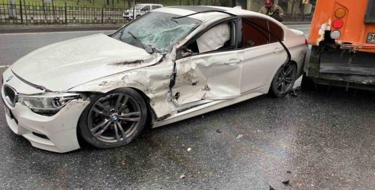 Virajı alamayan lüks araç yol temizleme aracına çarptı: 1 yaralı
