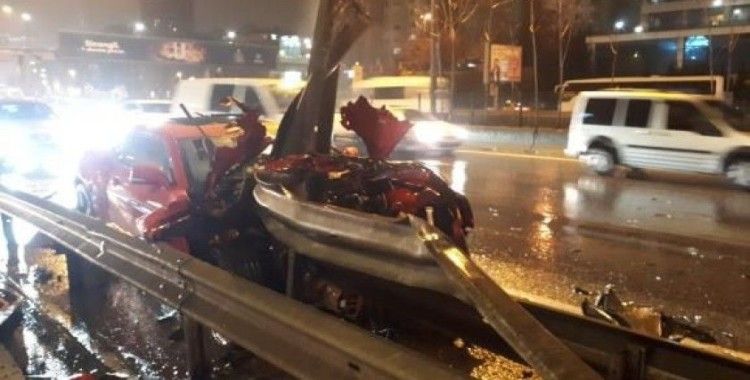 Ataşehir’de motosiklete çarpan otomobil bariyere girdi: 1 yaralı

