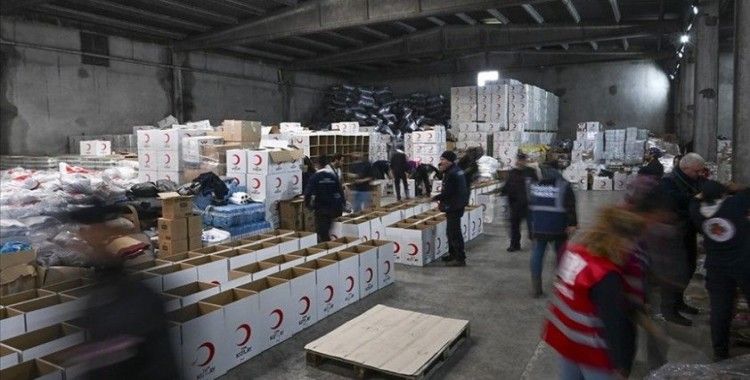 İzciler, afetzedelere yardım için marşlar eşliğinde seferber oldu