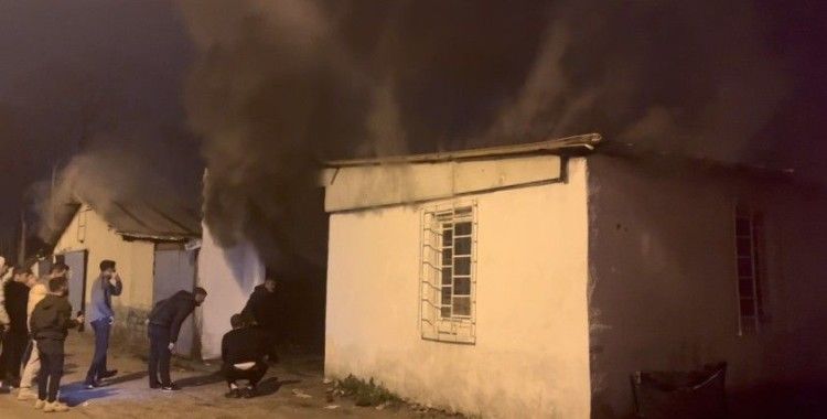 Hurdalık alanda çıkan yangın hortum deposuna sıçradı, 2 araç kullanılamaz hale geldi