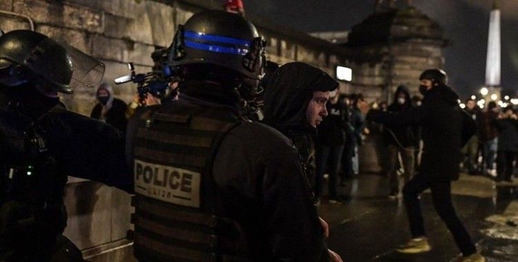 Fransa'da tartışmalı emeklilik reformu karşıtları yolları trafiğe kapatıyor