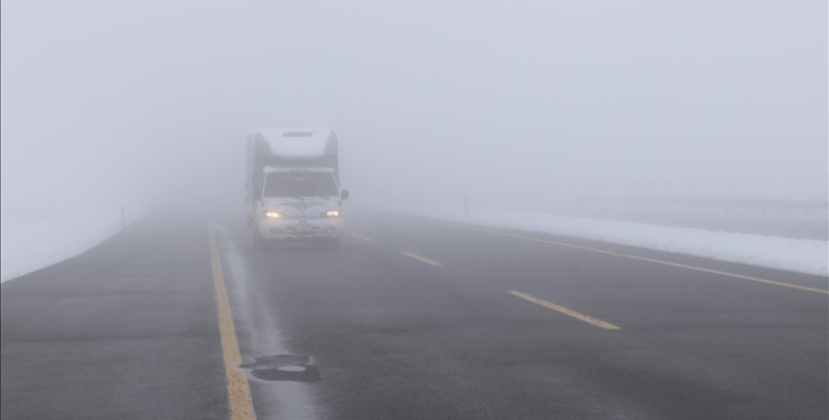 Kars-Iğdır kara yolunda etkili olan yoğun sis ulaşımı aksattı